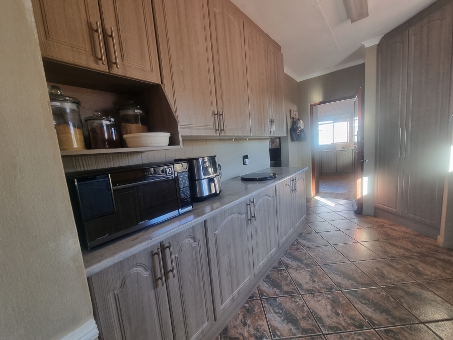 6 Bedroom Property for Sale in Heiderand Western Cape